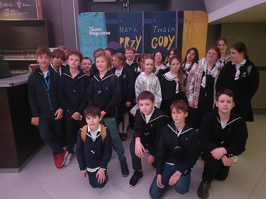Klasa 5B na spektaklu ,,Przygody Tomka Sawyera”