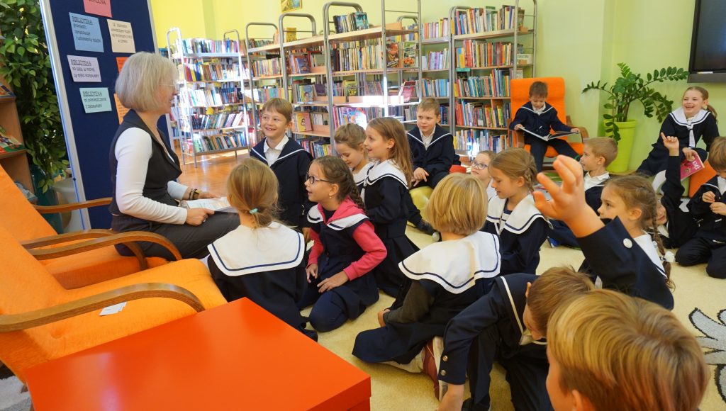 Pierwszoklasiści w bibliotece szkolnej