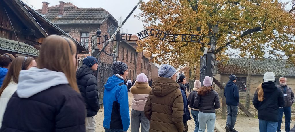 Pamięć o Ofiarach Auschwitz: wizyta uczniów klasy 8b
