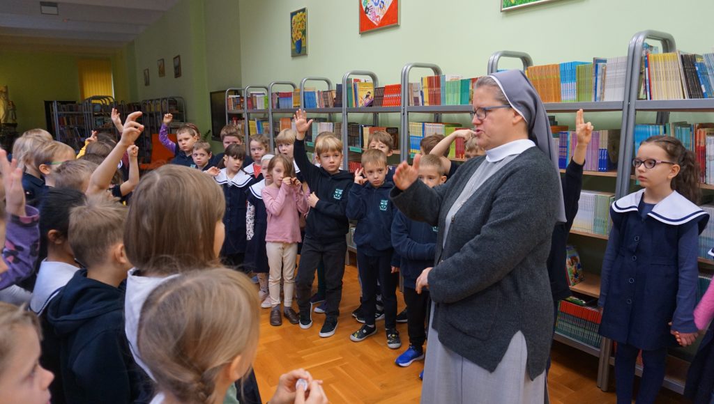 Pasowanie uczniów klas pierwszych na czytelników biblioteki szkolnej