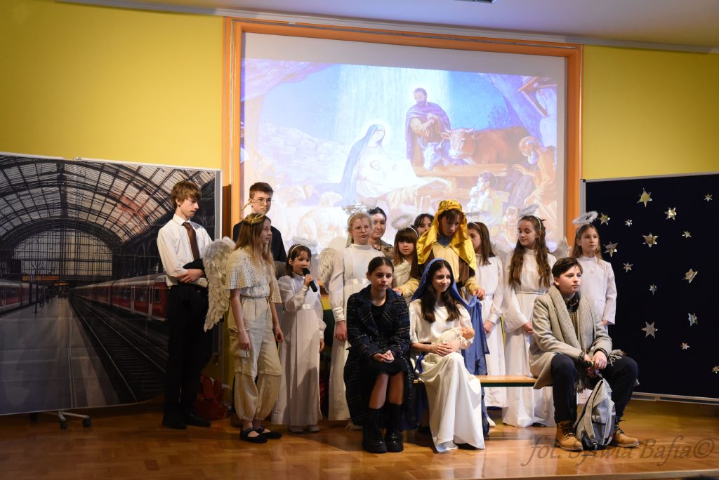 Jasełka ,,Akcja WALIZKA” i szkolne kolędowanie Jasełka ,,Akcja WALIZKA” i szkolne kolędowanie