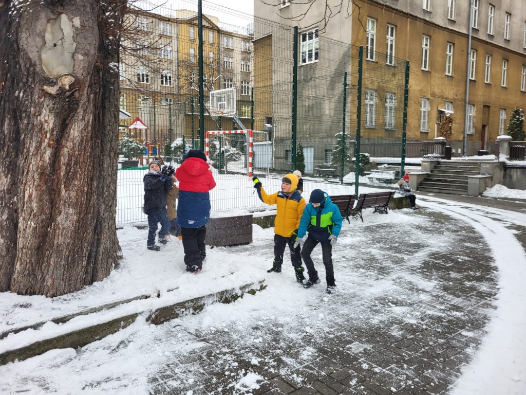 Pierwszaki korzystają z uroków zimy!