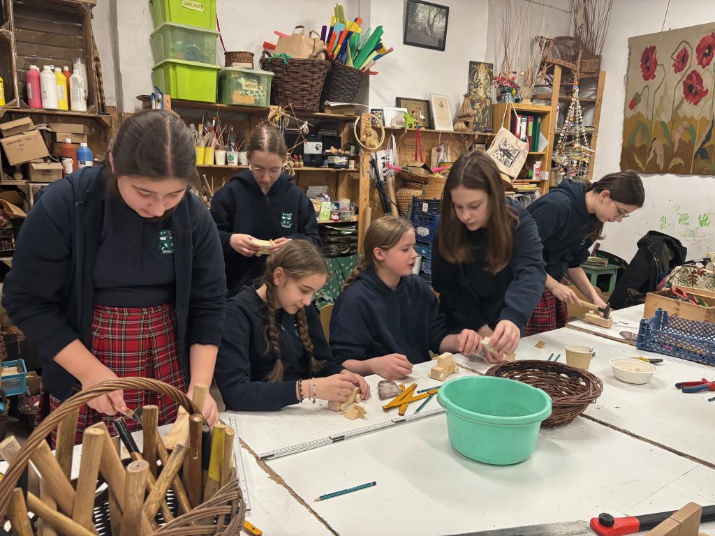 Lubimy majsterkować – klasy szóste na warsztatach stolarskich