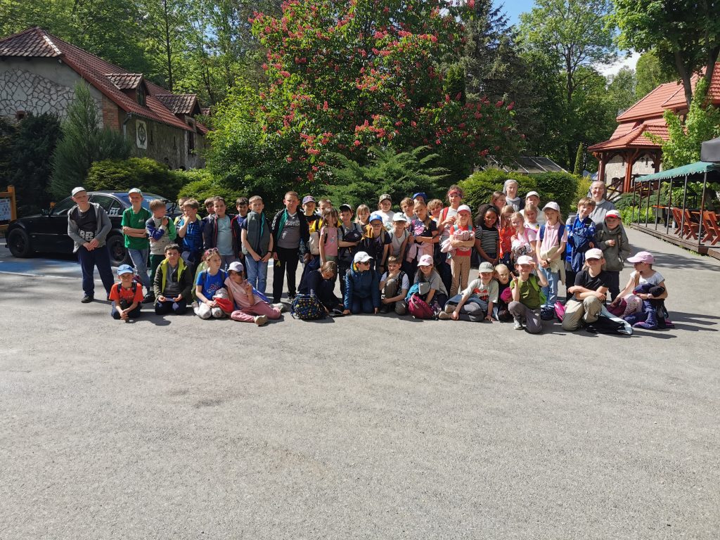 Klasy drugie na wycieczce w Korzkwi