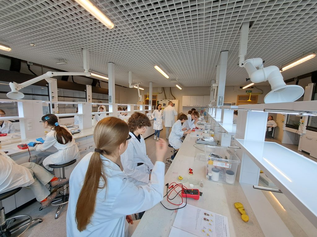 Eksperymenty, energia i edukacja – chemiczna przygoda 8b na Uniwersytecie Jagiellońskim