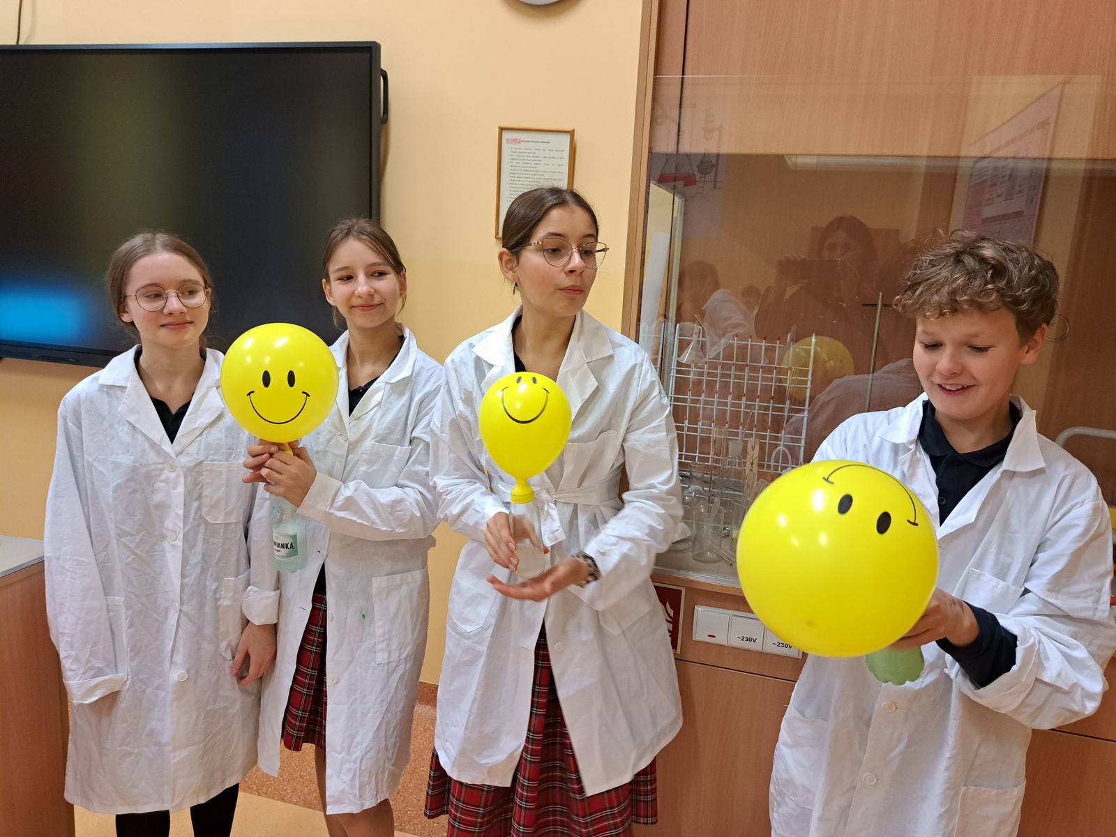 Doświadczenia z ciekawymi objawami reakcji chemicznych