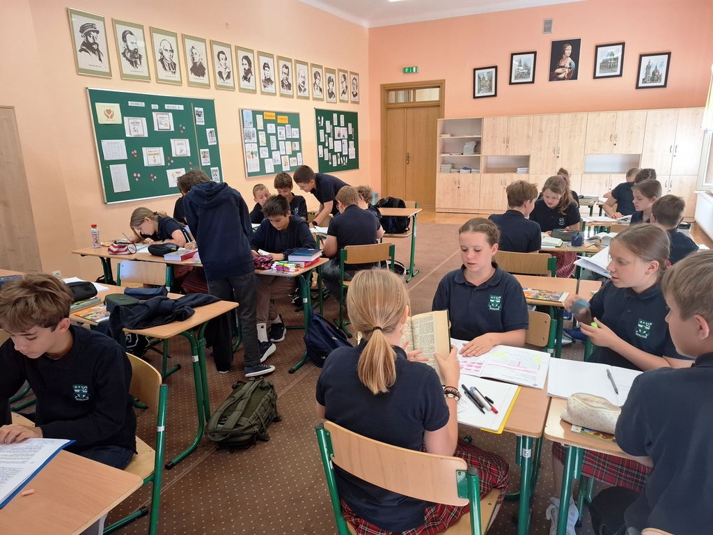 Lekcja ze słownikami w kl. 6b Lekcja ze słownikami w kl. 6b