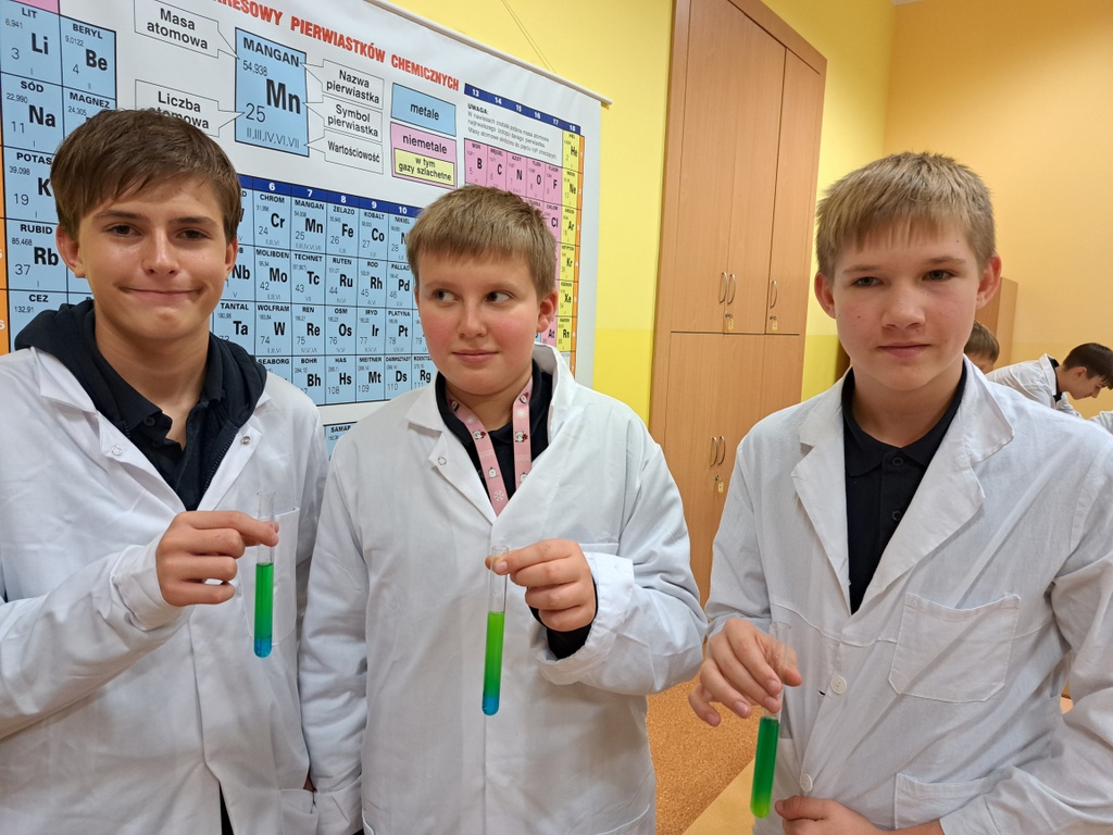 Doświadczenia w klasach 7. Tęcza w probówce