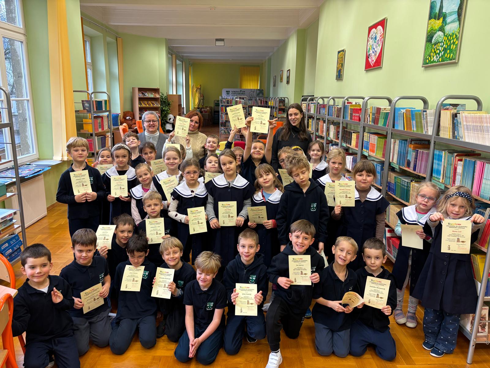 Pasowanie uczniów klas pierwszych na czytelników