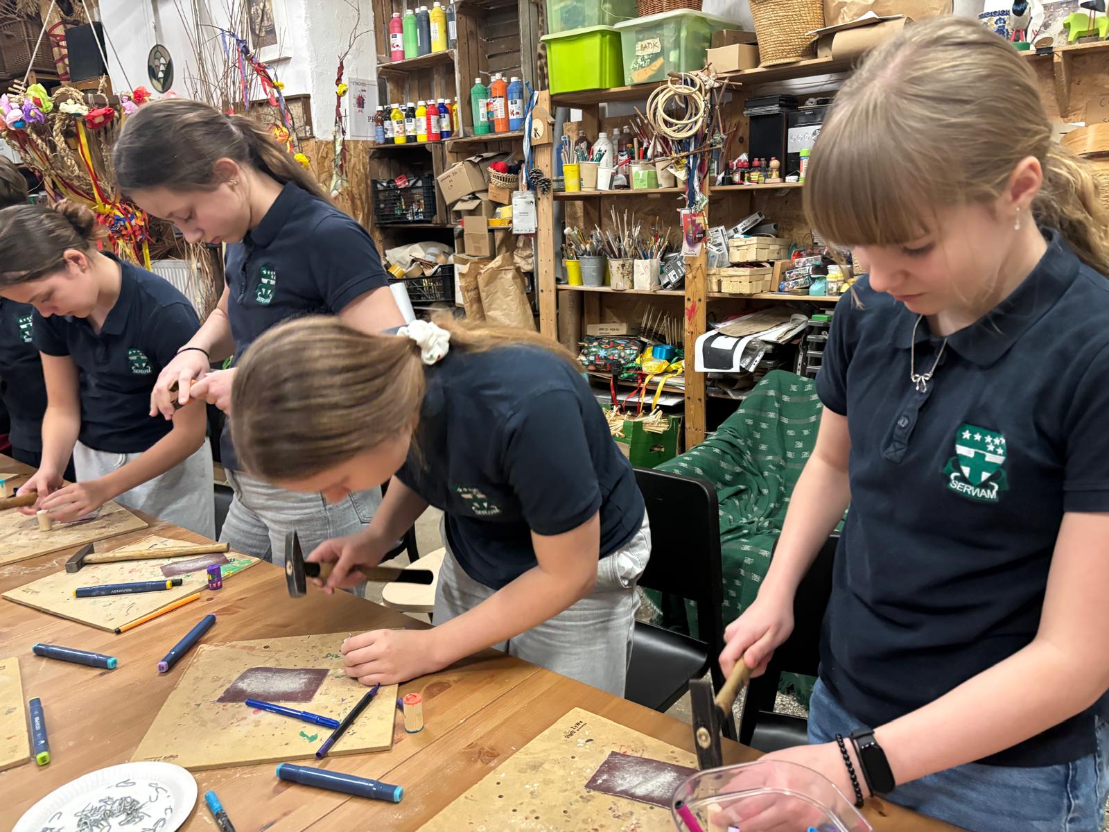 Szóstoklasiści na warsztatach stolarskich Szóstoklasiści na warsztatach stolarskich